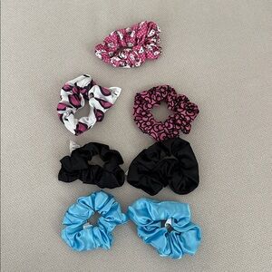 HELLO KITTY SET OF 7 SATINY HAIR SCRUNCHIES
